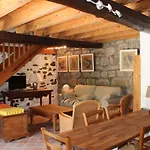 Le Petit Chai Niche Sous La Cite, بيت للعطل *