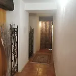 Le Petit Chai Niche Sous La Cite, بيت للعطل *