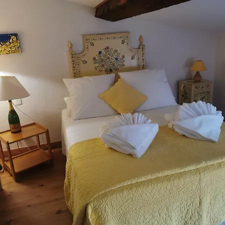 Le Petit Chai Niché Sous La Cité, Hébergement de vacances