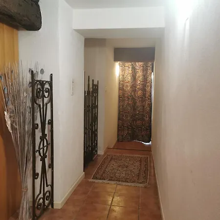 Le Petit Chai Niché Sous La Cité, Hébergement de vacances *