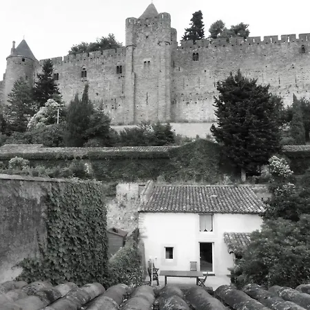 Le Petit Chai Niché Sous La Cité, *