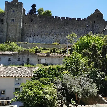 Le Petit Chai Niche Sous La Cite, *